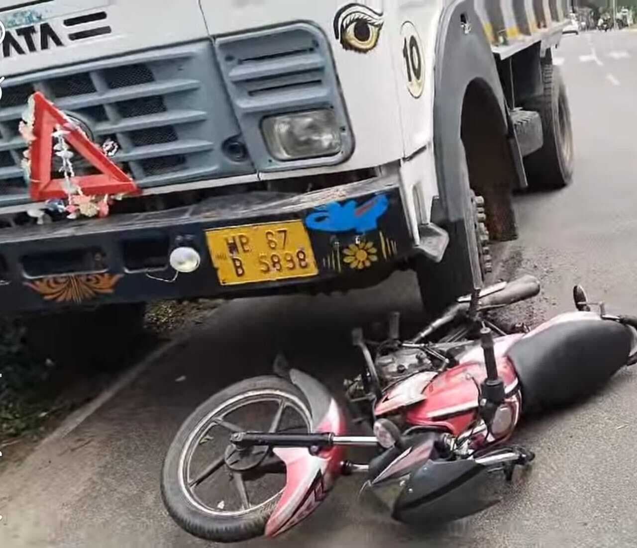 हाइवा की चपेट में आने से बाइक सवार घायल