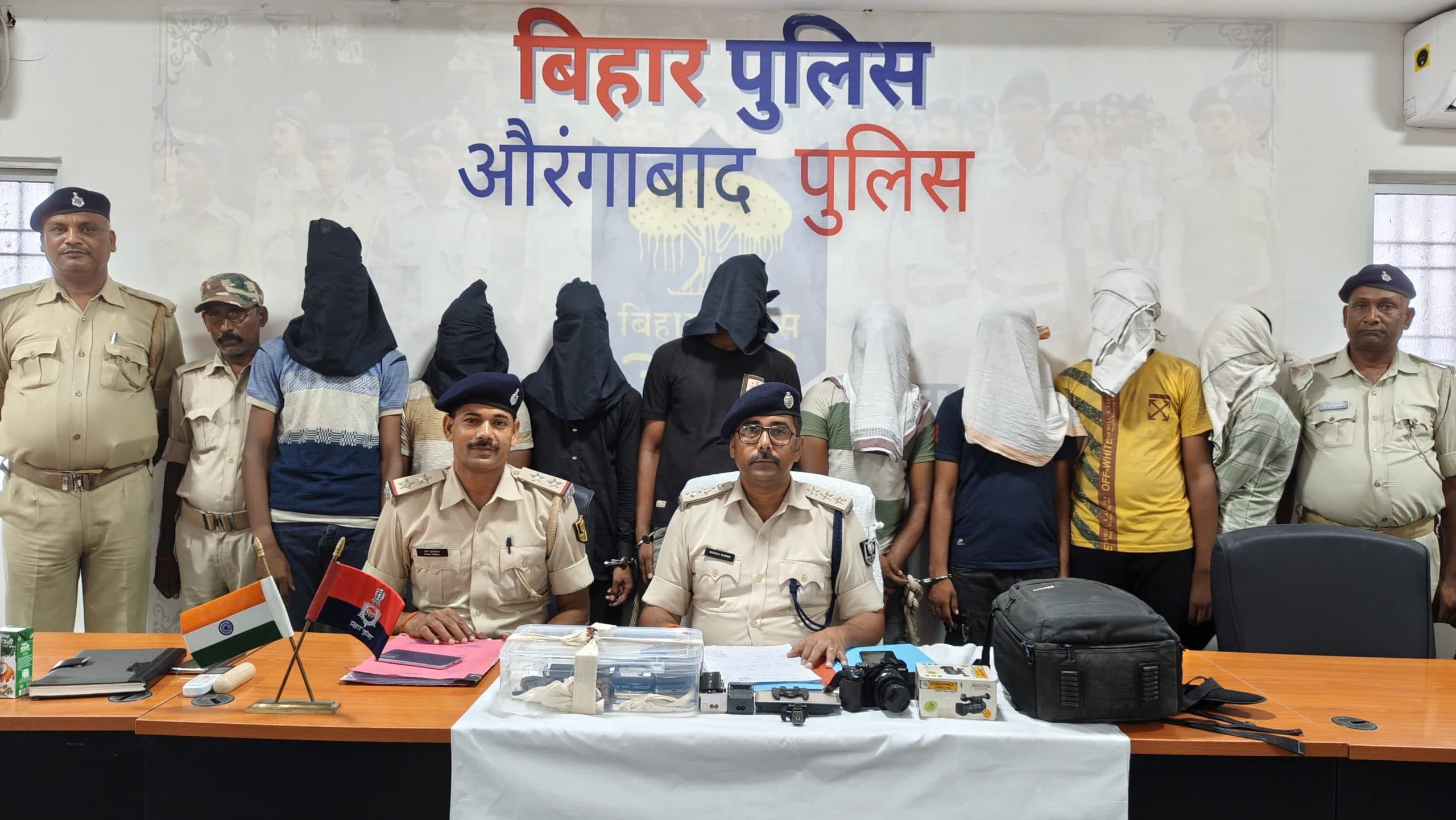 रोहतास के नौ अपराधी दो कट्टों व 10 मोबाइल फोन के साथ गिरफ्तार