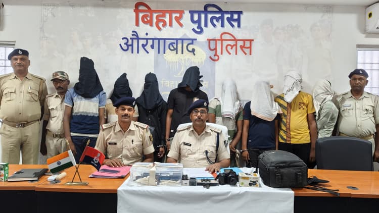 रोहतास के नौ अपराधी दो कट्टों व 10 मोबाइल फोन के साथ गिरफ्तार