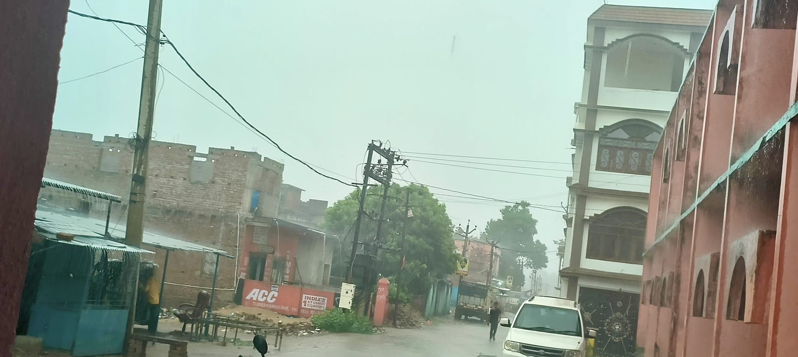 गरज के साथ हुई बारिश, मौसम हुआ सुहाना