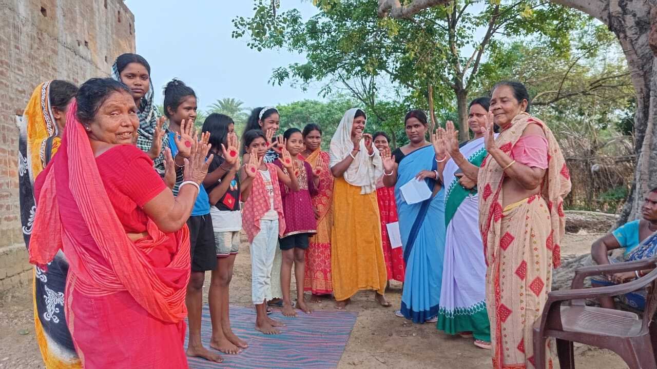 चुप्पी तोड़ो स्वस्थ रहो के तहत रेड डॉट चैलेंज में भागीदार बनी महिलाएं