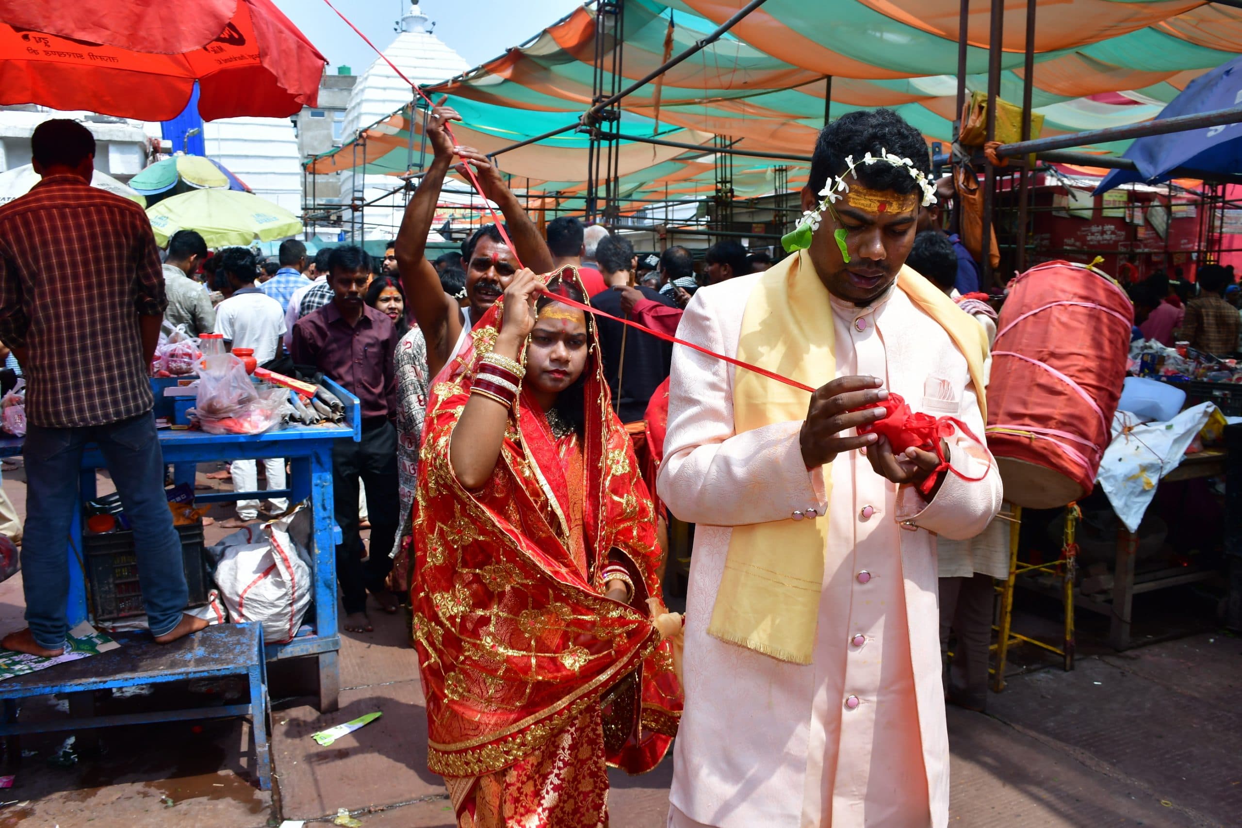 Deoghar News : बाबा मंदिर में आस्था का सैलाब, उमस भरी गर्मी में भी 70 हजार भक्तों ने चढ़ाया जल