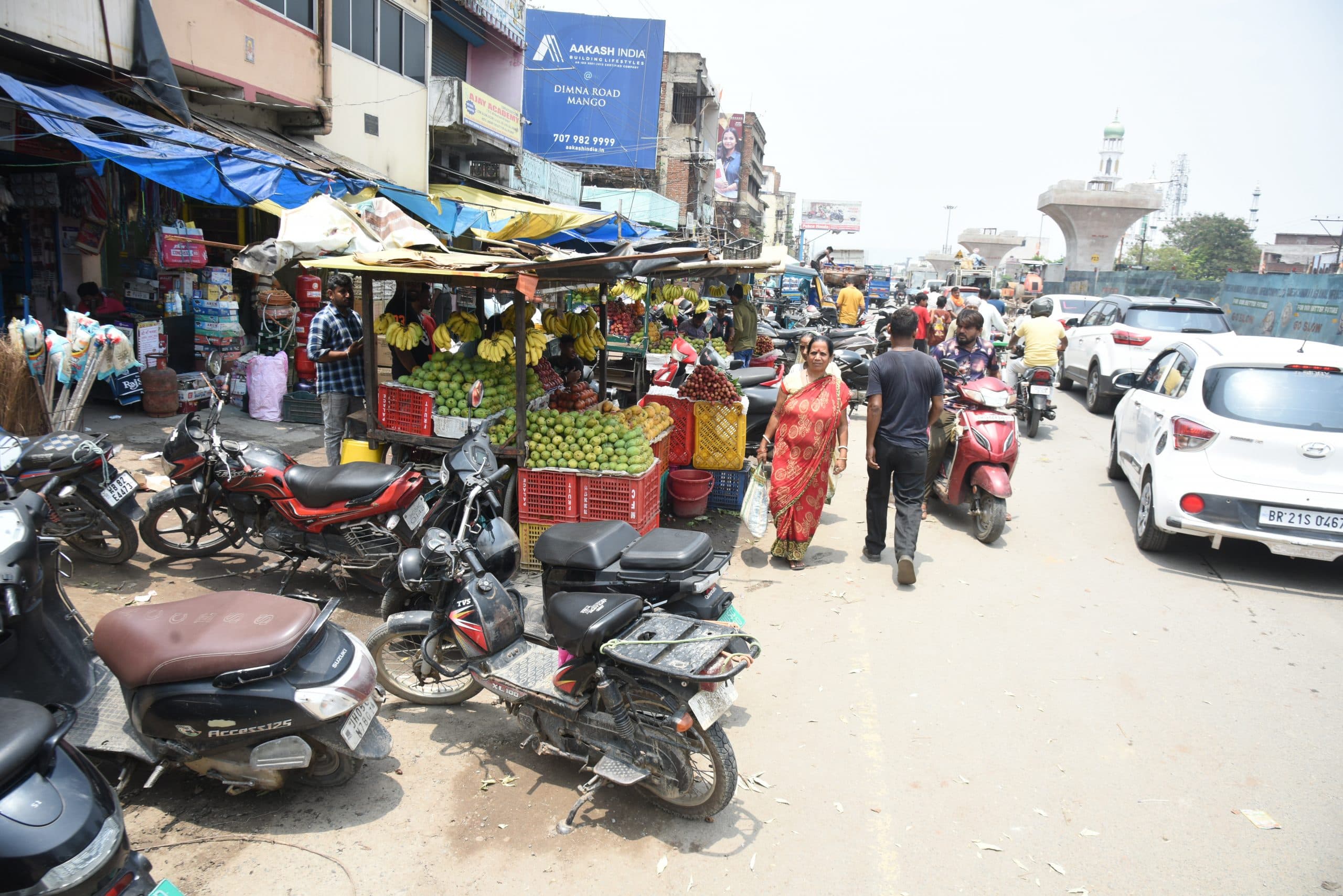 Jamshedpur news. मानगो में फुटपाथ बना अस्थायी दुकान, लोगों का चलना हुआ मुश्किल