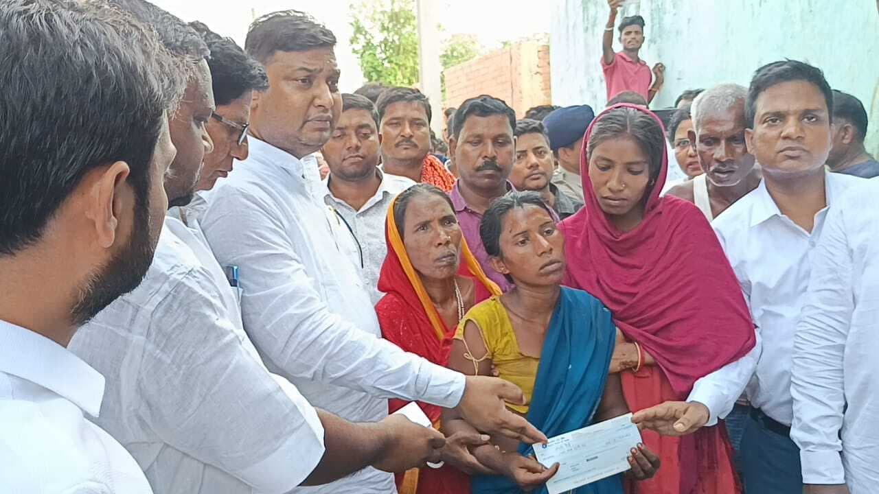 भवन निर्माण मंत्री ने मृतक के आश्रितों को दिया चार-चार लाख रुपये का चेक