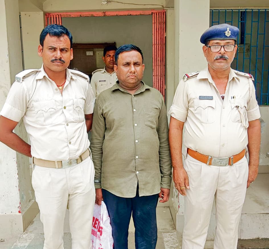 Gopalganj News : केन्या भेजने के नाम पर यूपी के 10 बेरोजगारों से आठ लाख का फ्रॉड करने का आरोपित गिरफ्तार