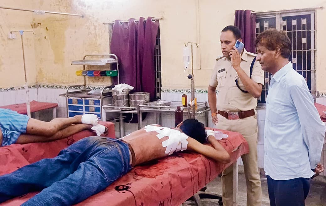 Gopalganj News : जंगलिया मोड़ पर किशोर को दौड़ा-दौड़ा कर चाकू से किया घायल, हालत नाजुक