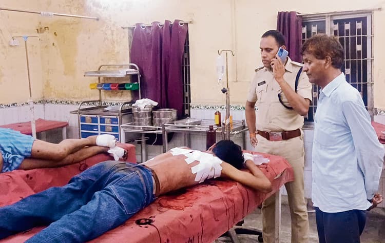 Gopalganj News : जंगलिया मोड़ पर किशोर को दौड़ा-दौड़ा कर चाकू से किया घायल, हालत नाजुक