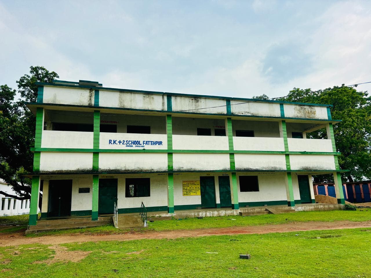 फतेहपुर के 136 विद्यालयों में तड़ित चालक नहीं, वज्रपात के डर के बीच पढ़ाई कर रहे बच्चे