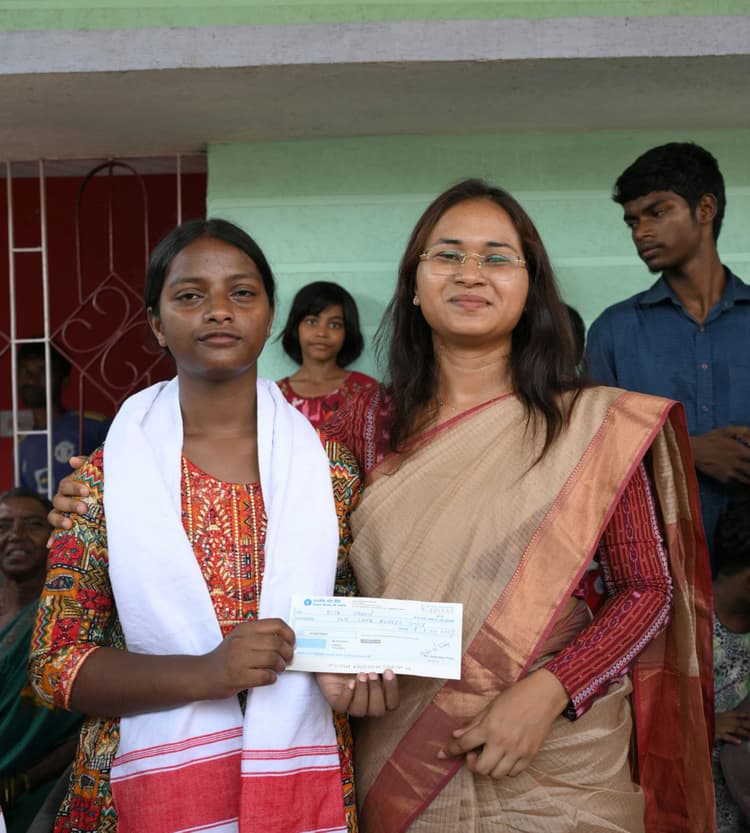 कृषि मंत्री ने 12वीं की रेखा को किया सम्मानित