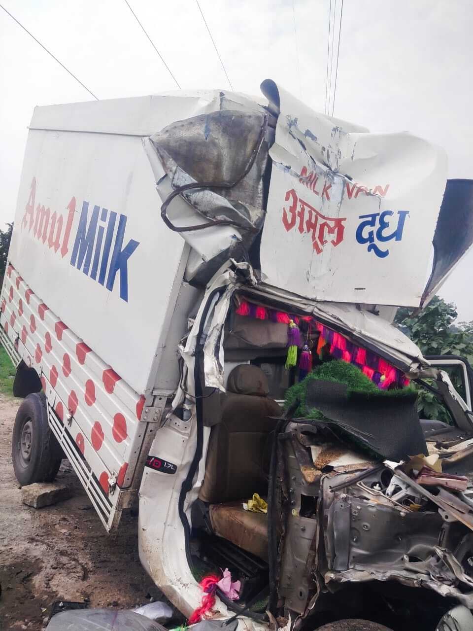 मिल्क वैन ने खड़े हाइवा में मारी टक्कर, चालक की मौत