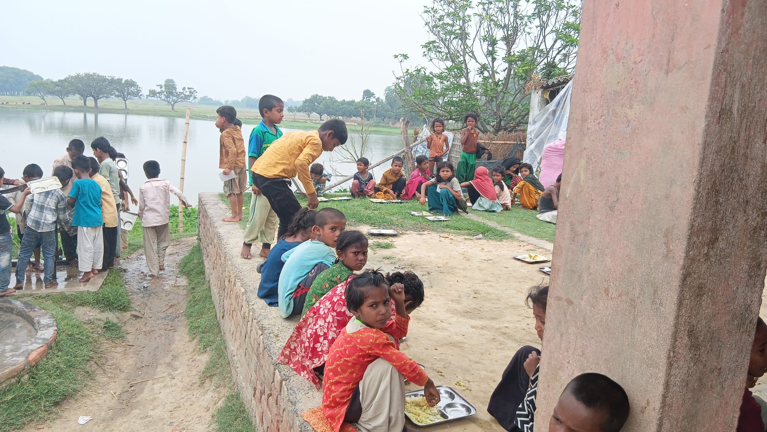 Madhubani News : मदरसा में बुनियादी सुविधा का अभाव, जमीन पर बैठते हैं बच्चे