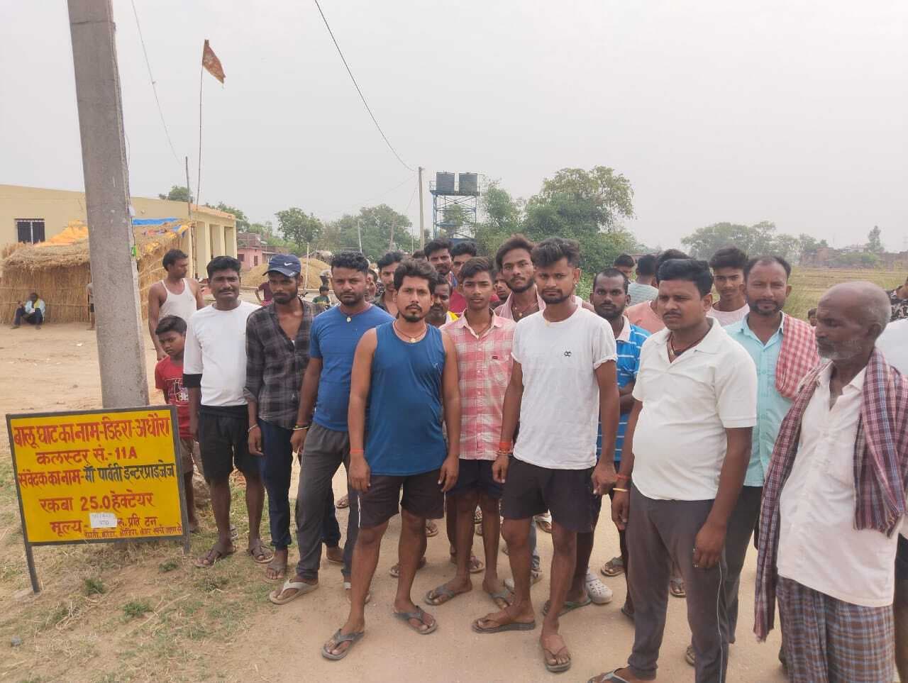 Aurangabad News : तय सीमा से अधिक खनन करने पर ग्रामीणों ने बालूघाट कराया बंद, जताया आक्रोश