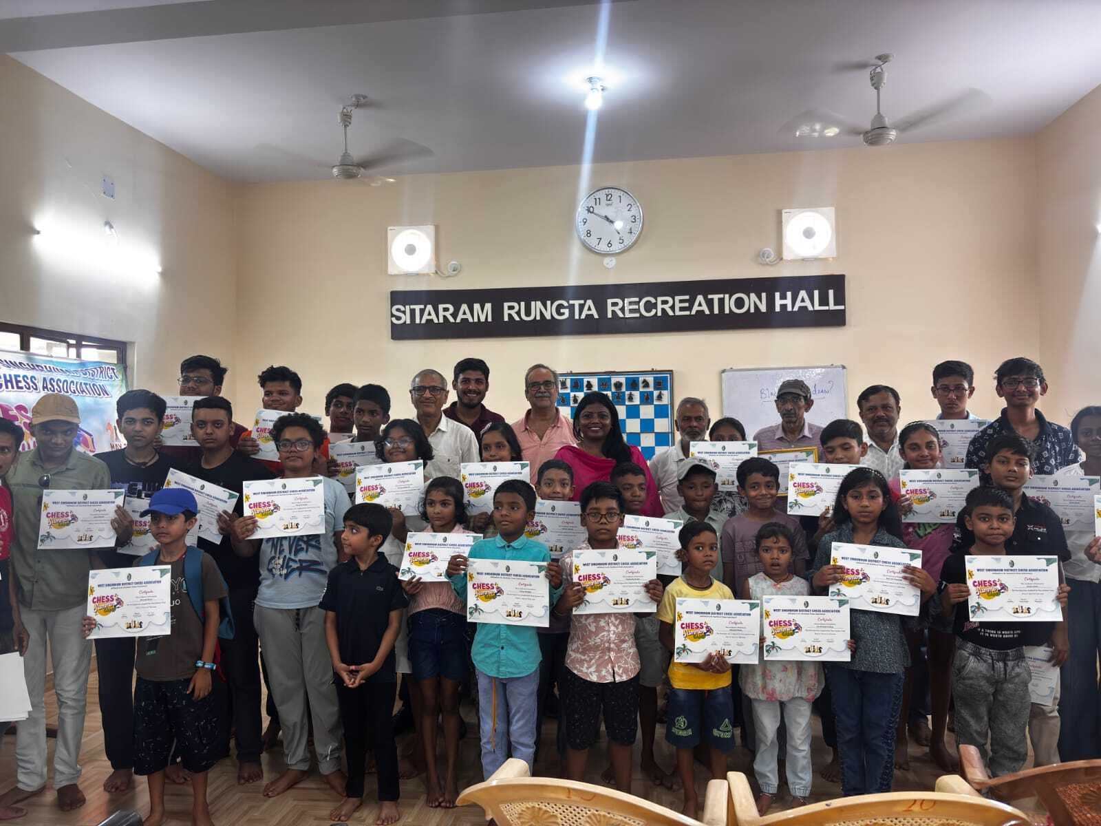 Chaibasa News : शतरंज ने पार की शहर की चौखट गांव-गांव में दिख रहा क्रेज : तिर्की