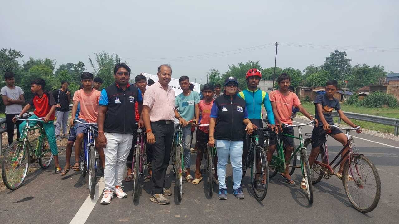 Seraikela Kharsawan News : स्वस्थ जीवन का संदेश लेकर निकली साइकिल रैली