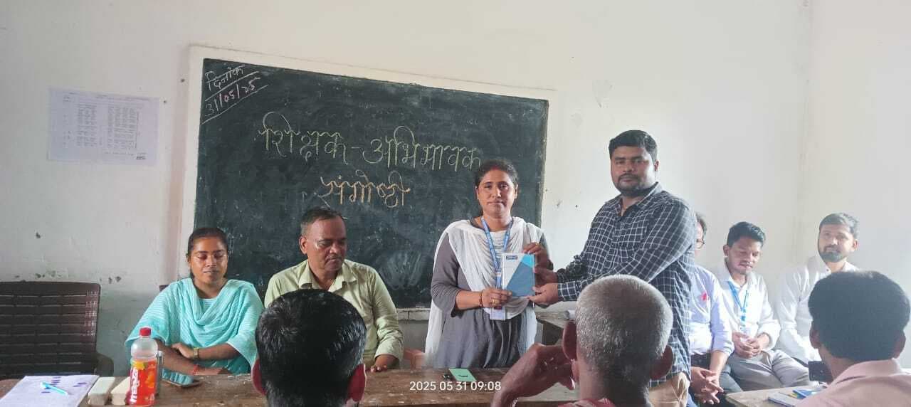 टीचर ऑफ द मंथ के सम्मान से शिक्षिका गरीमा मिश्रा को किया गया सम्मानित