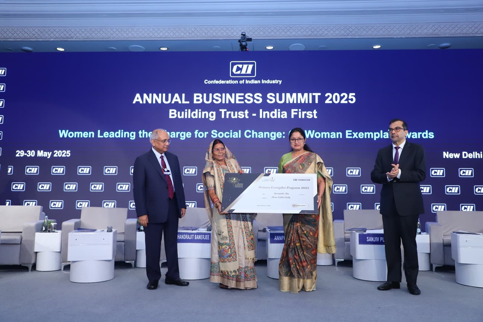 Madhubani News : हस्तशिल्प व पारंपरिक कला को बढ़ावा देने के लिए नर्मदा झा को किया गया सम्मानित