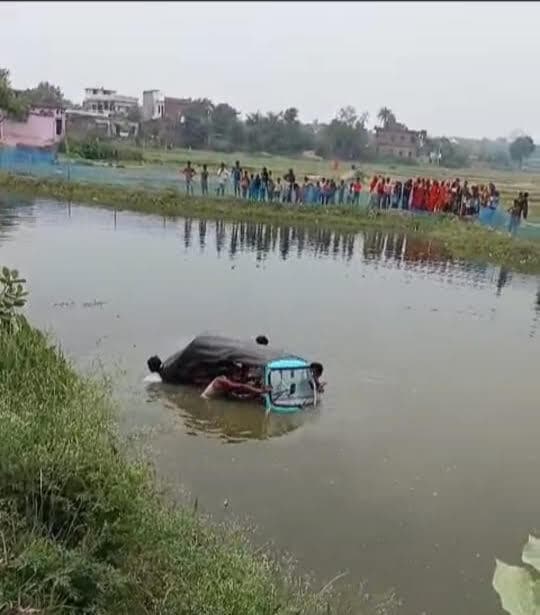 Madhubani News : पानी भरे गड्ढा में लुढ़का ऑटो, बाल - बाल बचे यात्री