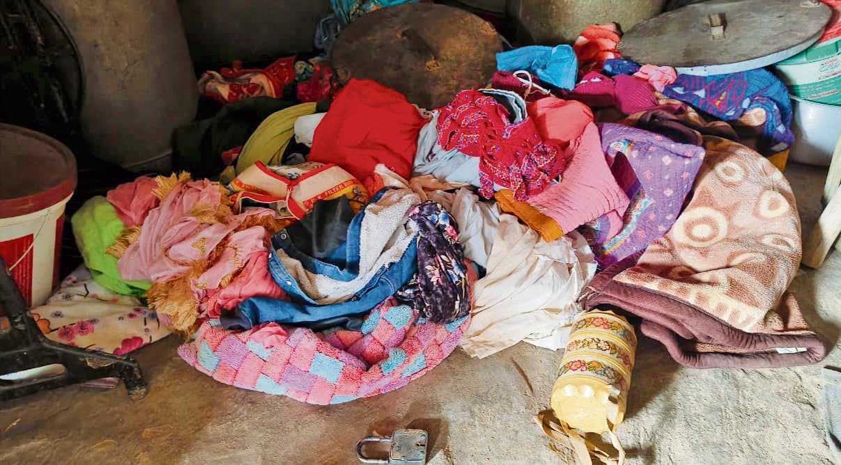 Gaya News : बंद घर पर चोरों का धावा, तीन लाख की संपत्ति पर हाथ साफ