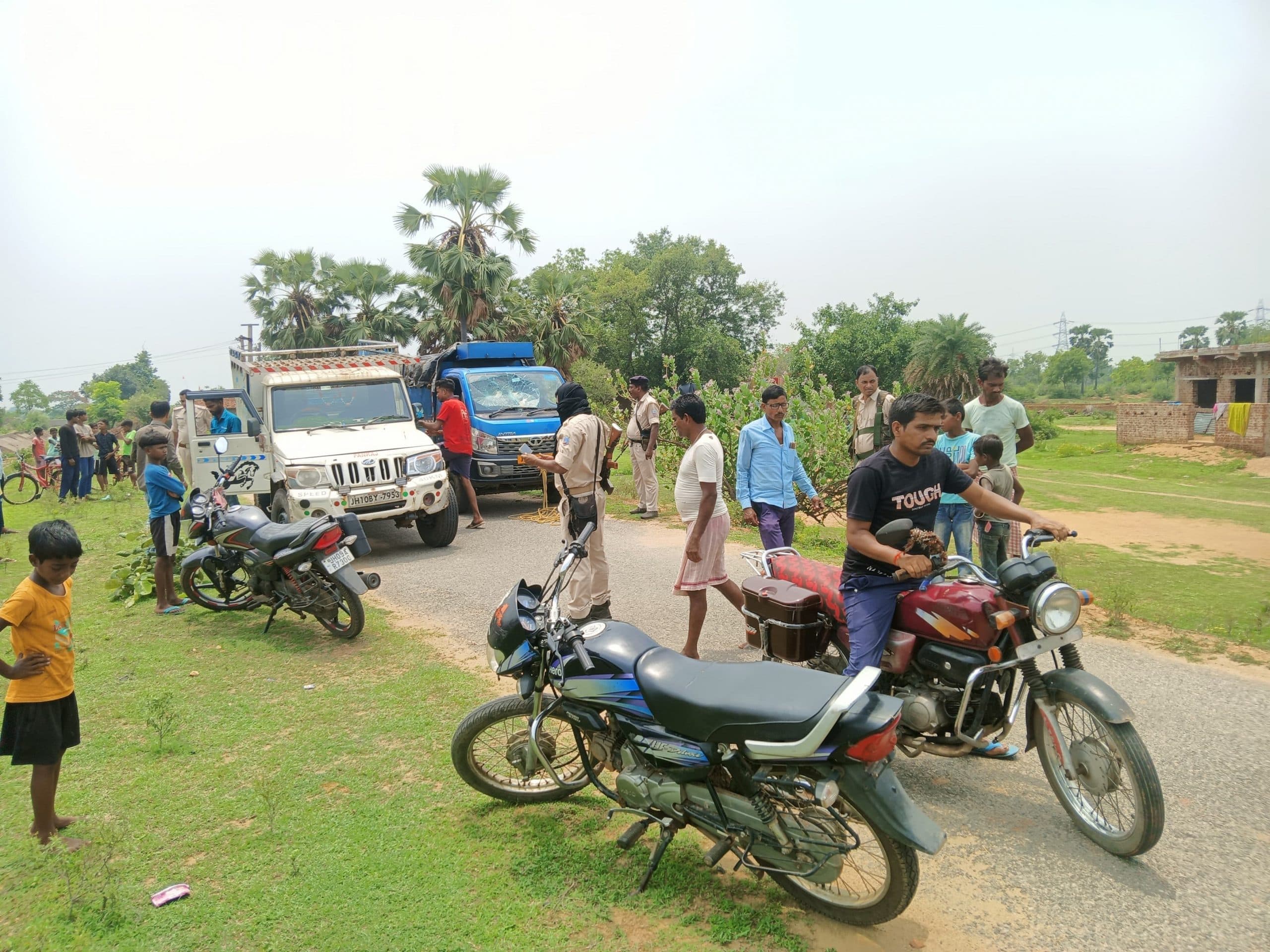 Bokaro News : ग्रामीणों ने प्रतिबंधित मांस लदा वाहन पकड़ किया पुलिस के हवाले