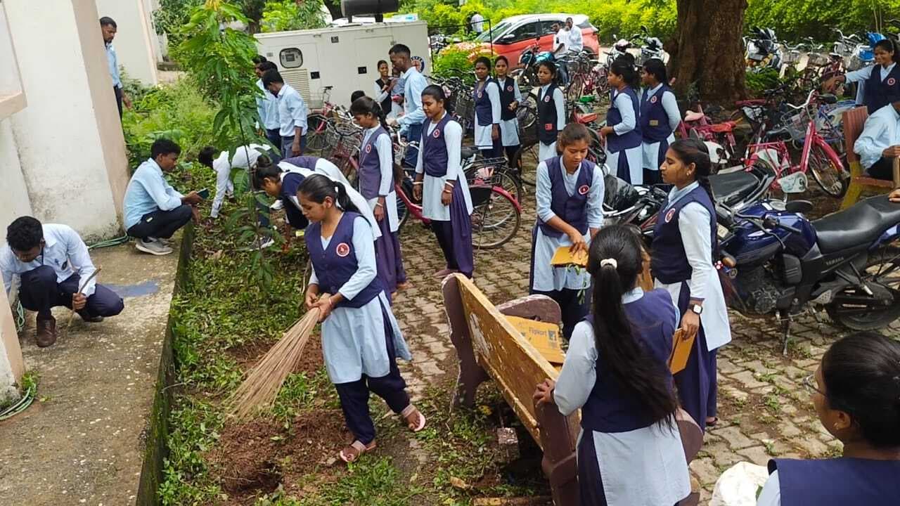 Chaibasa News : विद्यार्थियों में पर्यावरण संरक्षण के लिए जागरूकता जरूरी : डॉ गीता