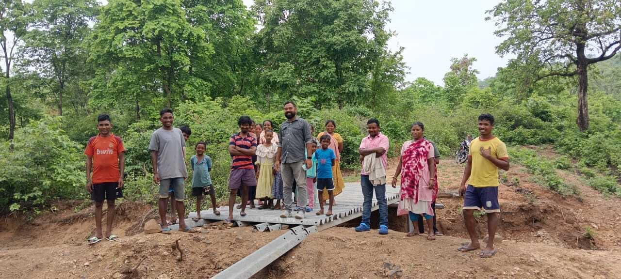 Chaibasa News : गांव में नहीं पहुंच पाती है एंबुलेंस खाट पर मरीज जाते हैं अस्पताल