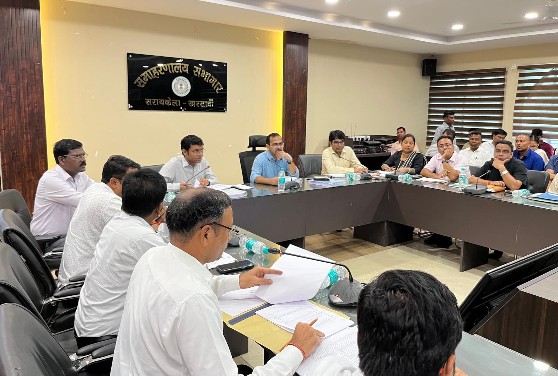 Seraikela Kharsawan News : ब्लॉक स्तर पर नियमित योजनाओं का निरीक्षण करें पदाधिकारी : डीसी