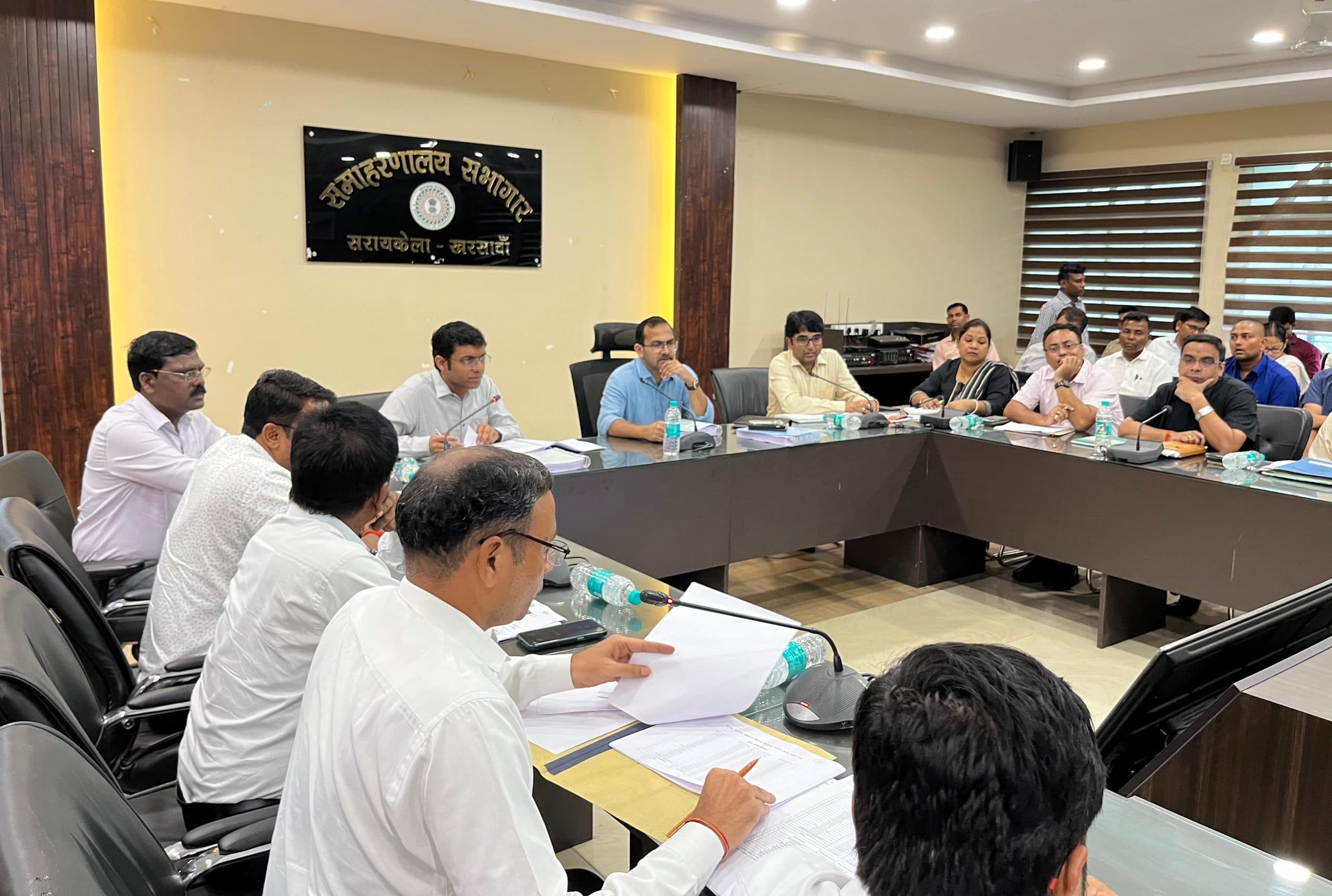 Seraikela Kharsawan News : ब्लॉक स्तर पर नियमित योजनाओं का निरीक्षण करें पदाधिकारी : डीसी