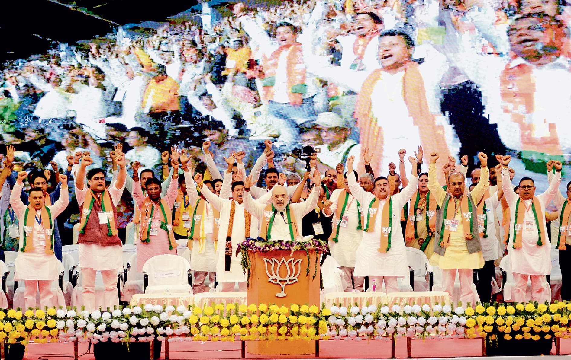 शुभेंदु के खड़े होने पर डर जाती हैं दीदी : अमित शाह