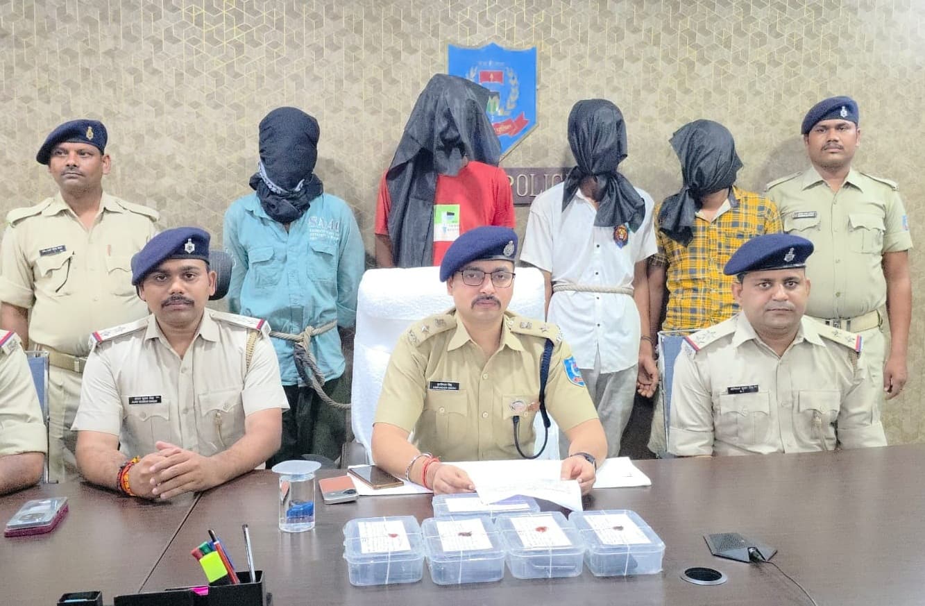 Bokaro News : लिफ्ट देकर लूटपाट करनेवाले बिहार के तीन अपराधी समेत चार गिरफ्तार