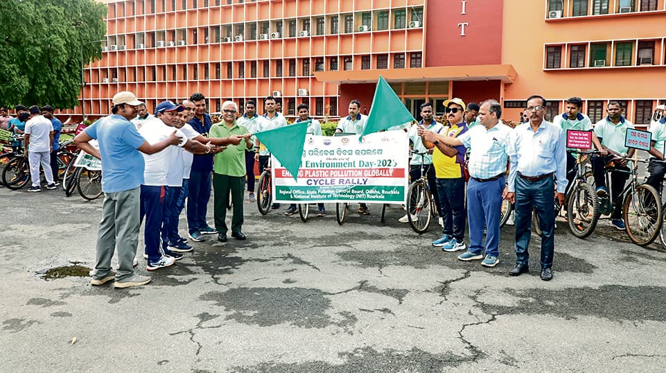 Rouekela News: एनआइटी में निकली साइकिल रैली, प्लास्टिक के दुष्प्रभावों पर लोगों को किया जागरूक