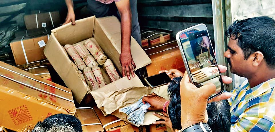 Rouekela News: देवगां पेट्रोल पंप से 116 पेटी जिलेटिन व अन्य विस्फोटक लदी वैन बरामद