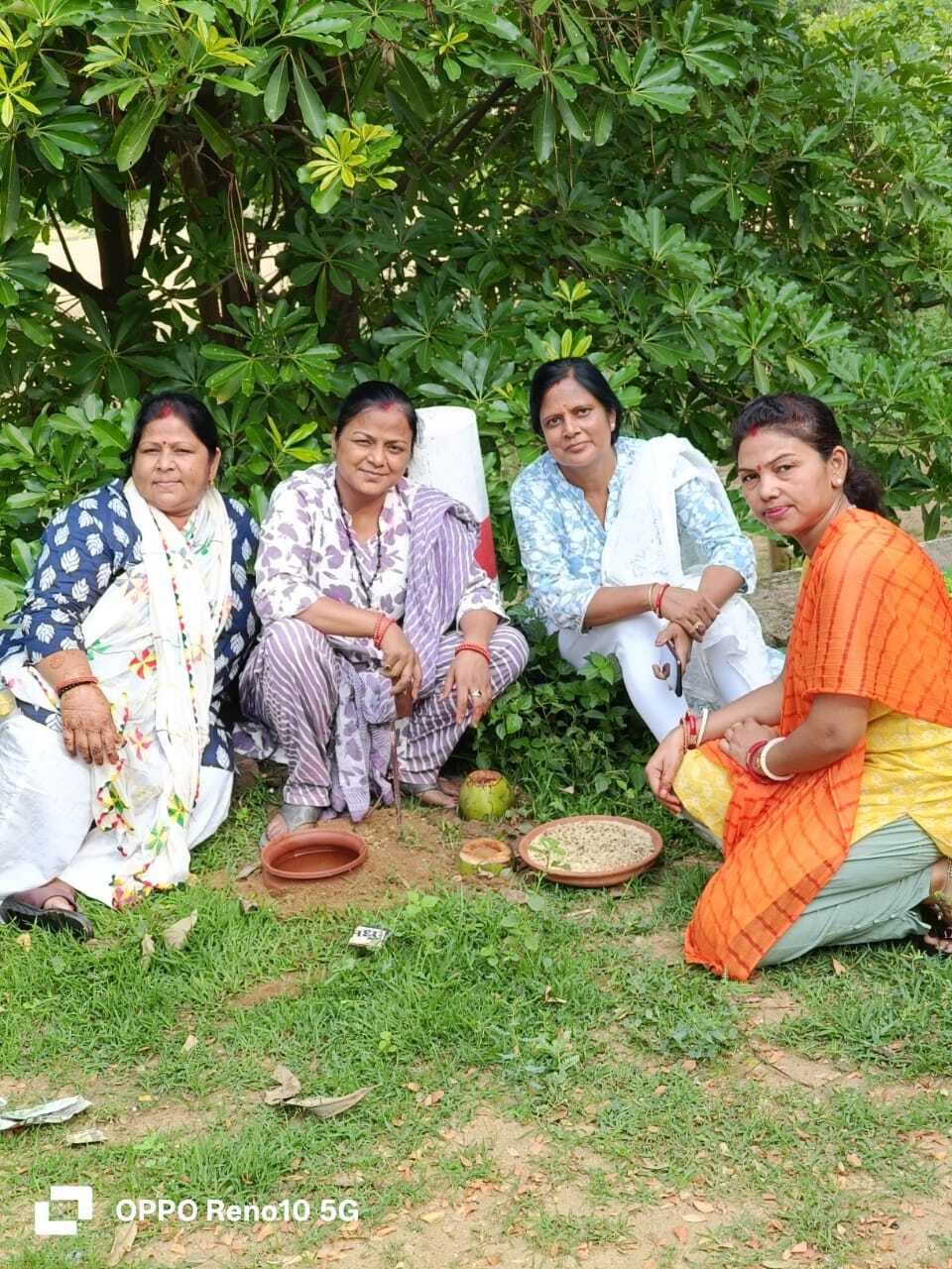 पशु-पक्षियों के लिए रखा दाना-पानी