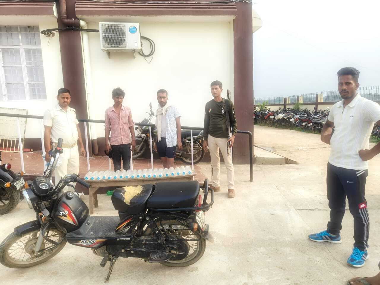 कफ सिरप व शराब के साथ तीन तस्कर गिरफ्तार