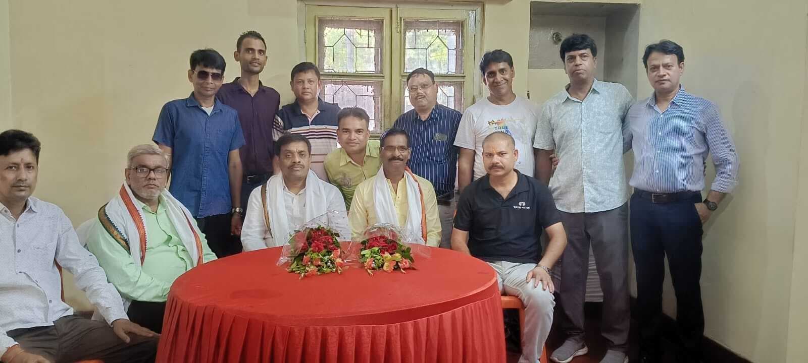 Jamshedpur News : टाटा मोटर्स : ट्रांसमिशन विभाग के कर्मियों ने किया अध्यक्ष, महामंत्री का अभिनंदन