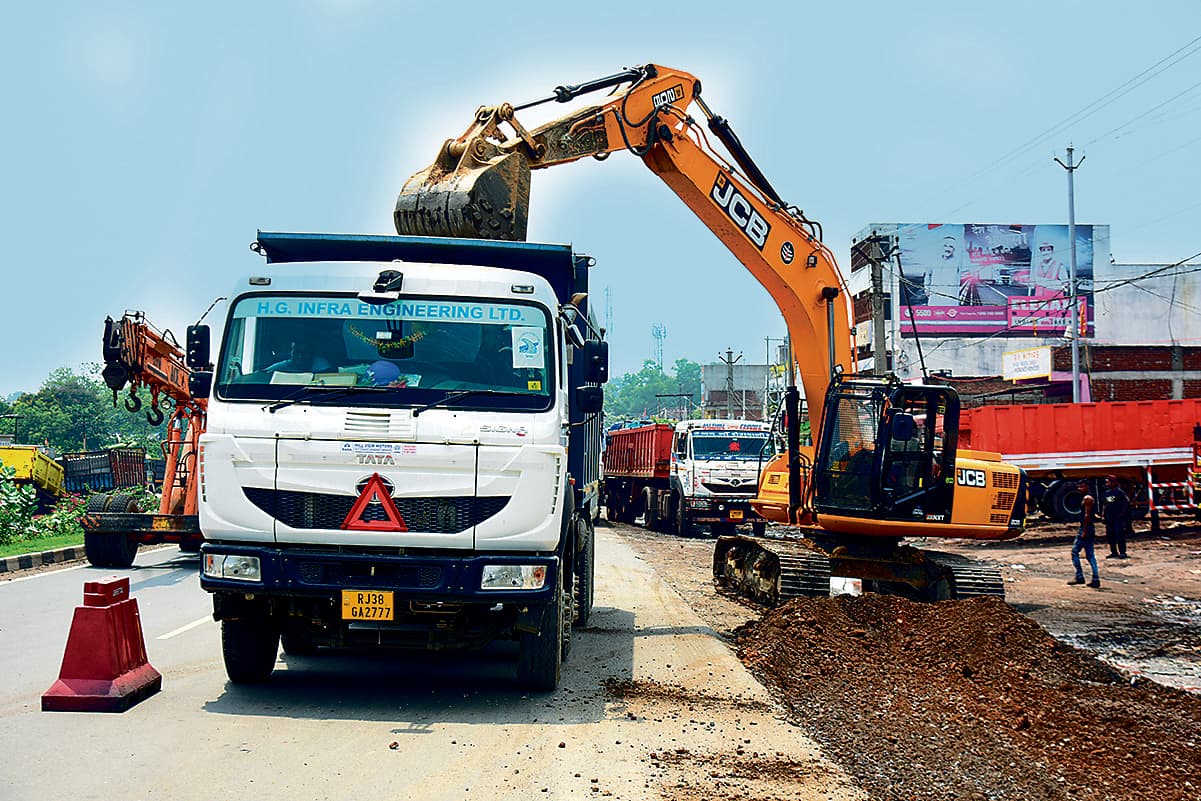 Jamshedpur News : शहर की सड़कों पर सरपट दौड़ रहे दूसरे राज्यों में निबंधित ट्रक व हाइवा