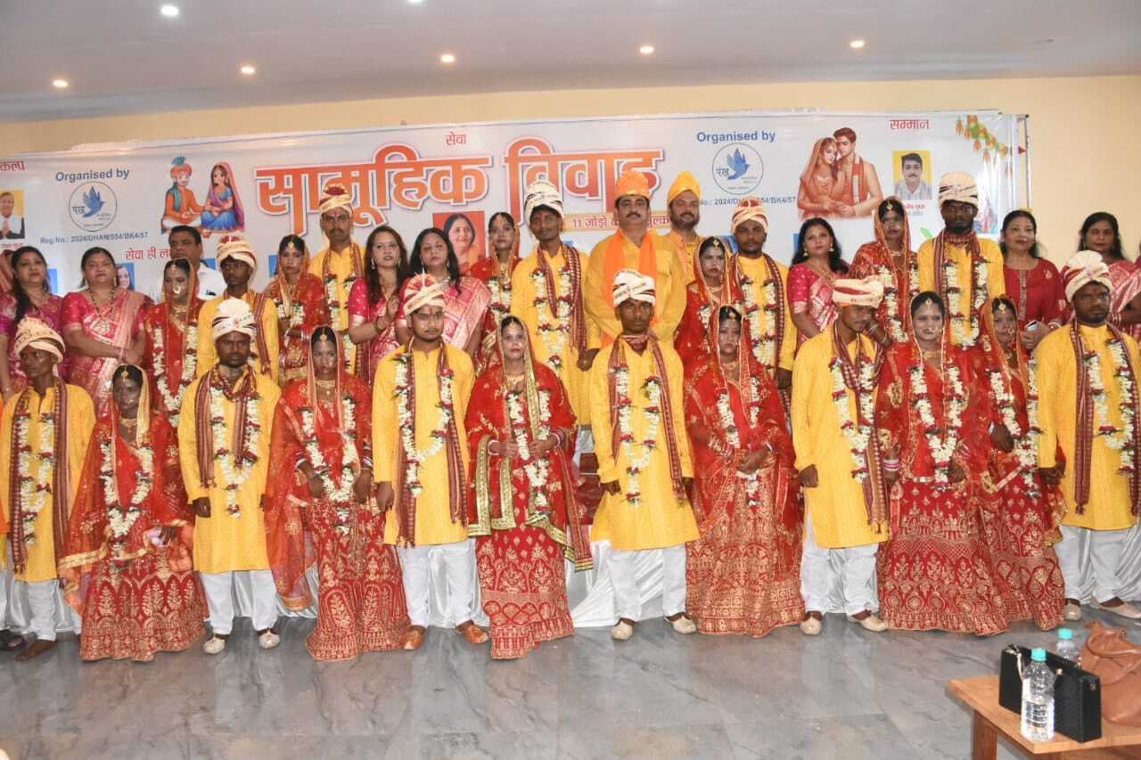 Dhanbad News: सुनहरे सपने लेकर पिया संग विदा हुईं बेटियां