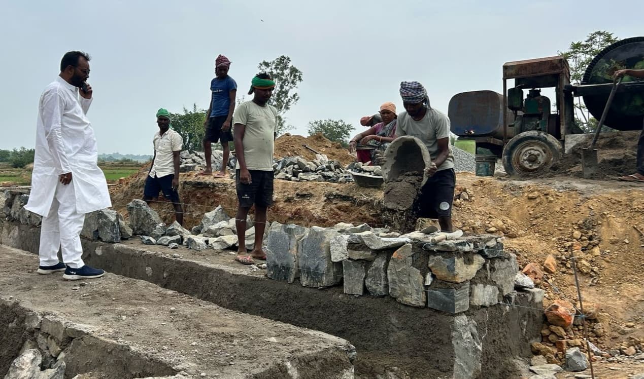 Giridh News: 20 सूत्री अध्यक्ष ने किया कैलाढाब पंचायत का दौरा