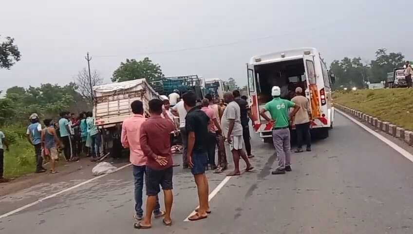 Jamshedpur News : एनएच किनारे खड़े ट्रेलर से टकरायी मछली लदी पिकअप वैन, साला की मौत, जीजा व एक अन्य घायल, हालत गंभीर