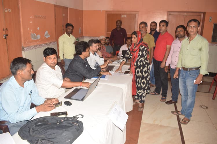 Dhanbad News: झरिया में बिजली विभाग के कैंप में आये दर्जनों आवेदन