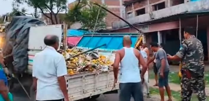 Giridh News: आम लदा पिकअप वैन अनियंत्रित होकर घर में घुसा