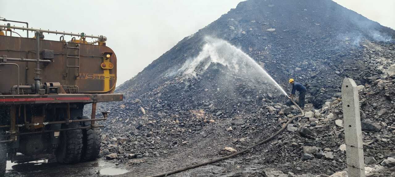 Dhanbad News: विश्वकर्मा प्रोजेक्ट : आग को काबू पाने में जुटा प्रबंधन