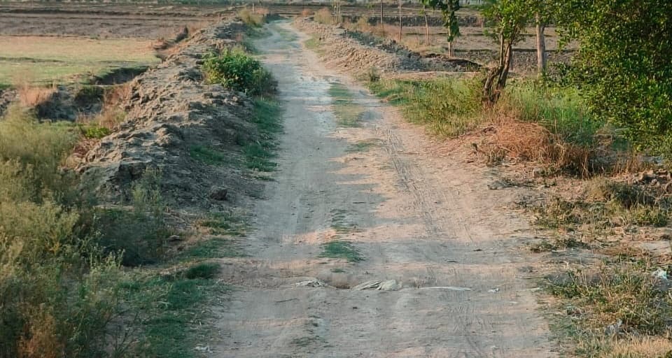 लीलापुर के ग्रामीणों में आक्रोश, नहीं बनी पक्की सड़क