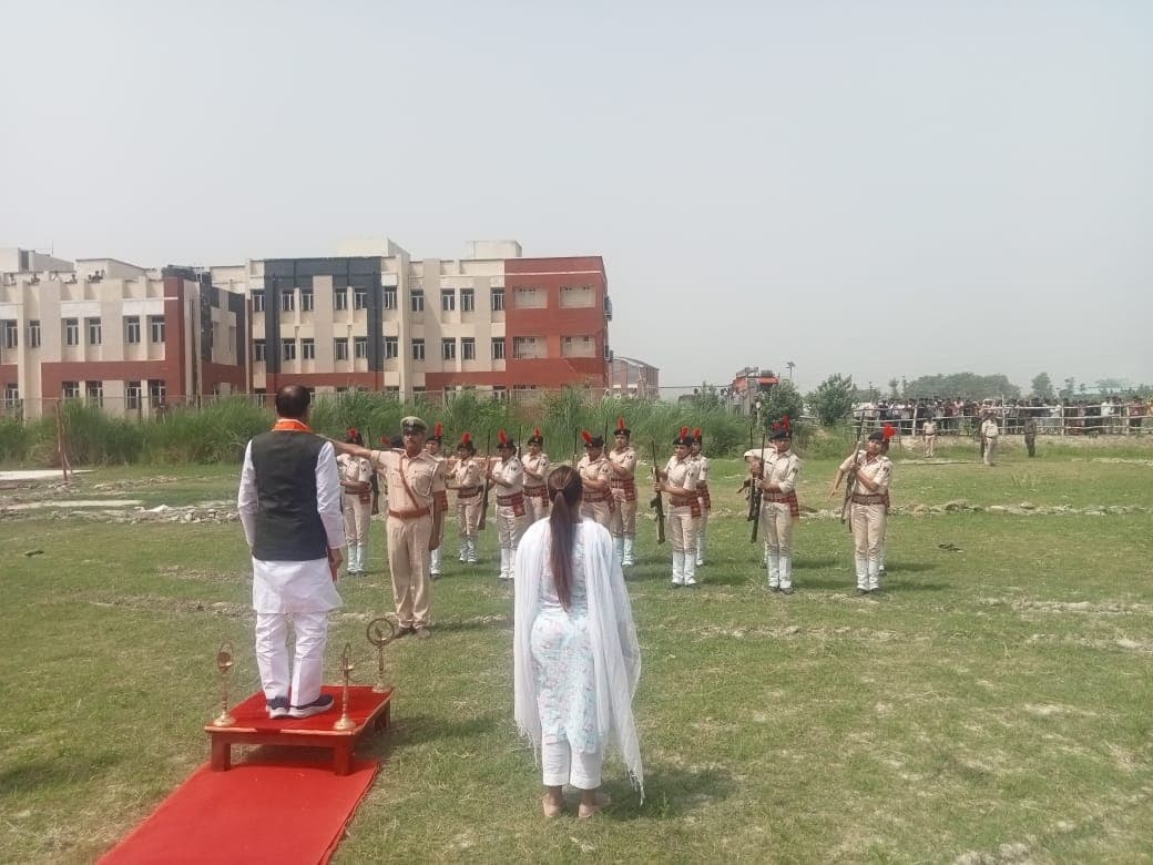 Motihari: महिला जवानों ने गॉड ऑफ ऑनर देकर किया सम्मानित