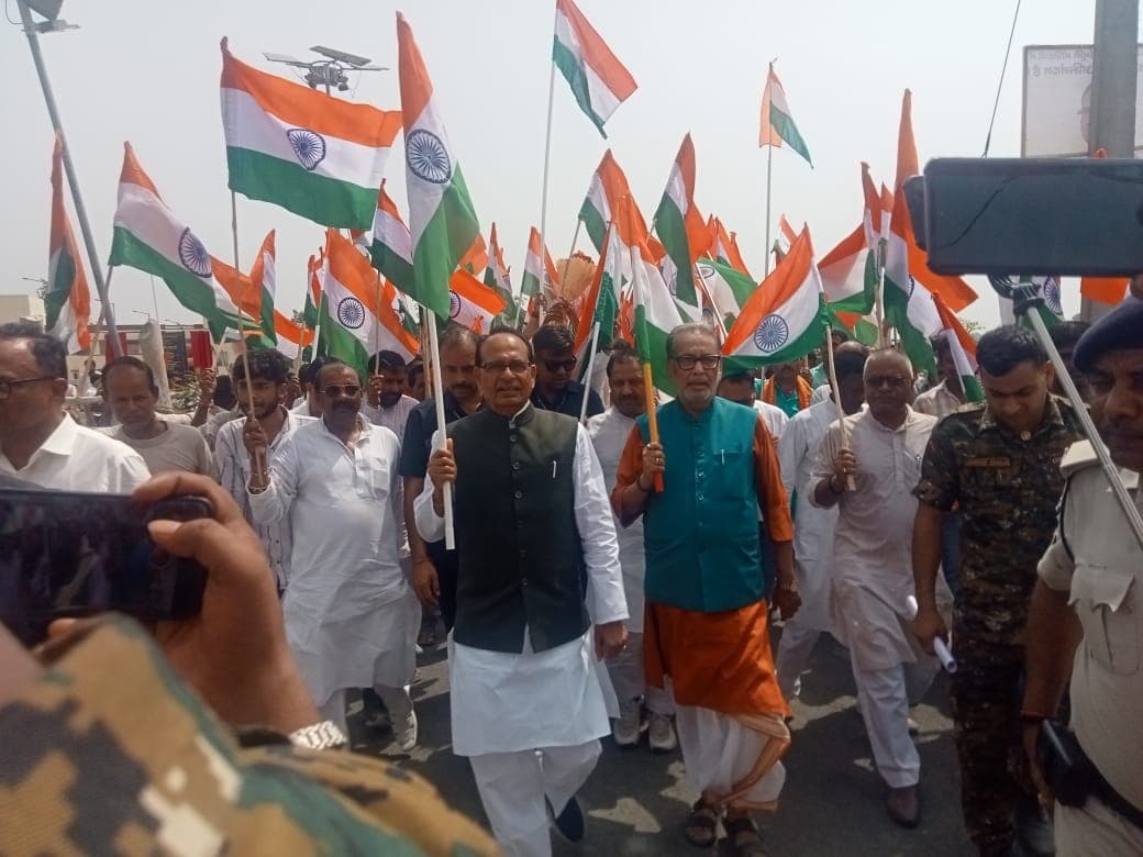 Motihari: केविके में केंद्रीय कृषि मंत्री के नेतृत्व में किसानों ने निकाली तिरंगा यात्रा