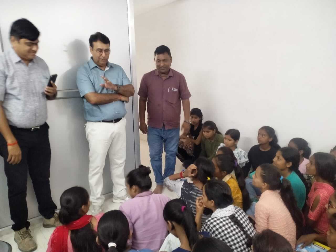 छात्रों ने जीएम से लाइब्रेरी खुलवाने की अपील की