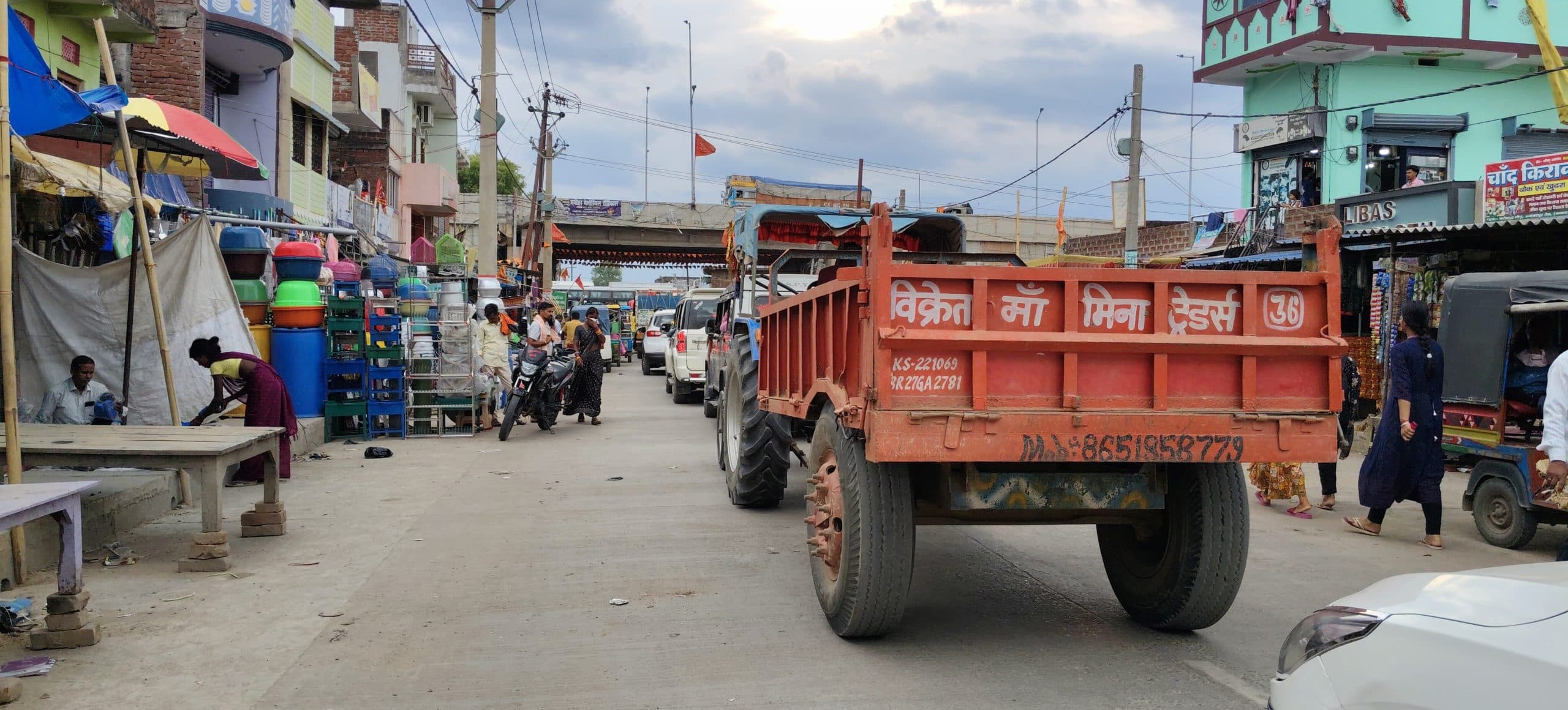 Nawada News : सड़कों पर सामान रखने व वाहन खड़ा करने से लगता है जाम