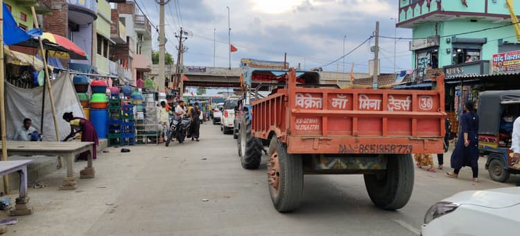 Nawada News : सड़कों पर सामान रखने व वाहन खड़ा करने से लगता है जाम