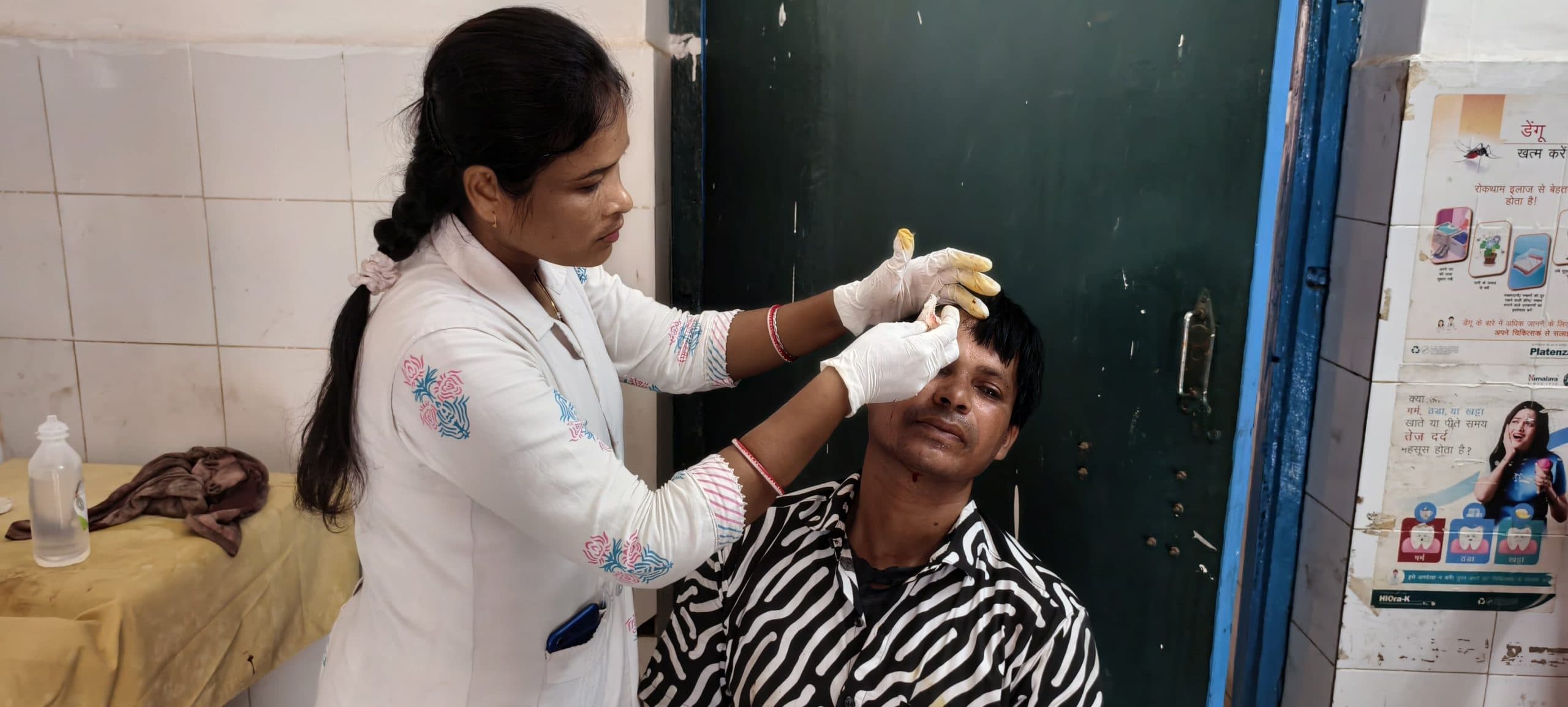 बाइक व स्कूटी की टक्कर, दो बच्चे समेत चार घायल