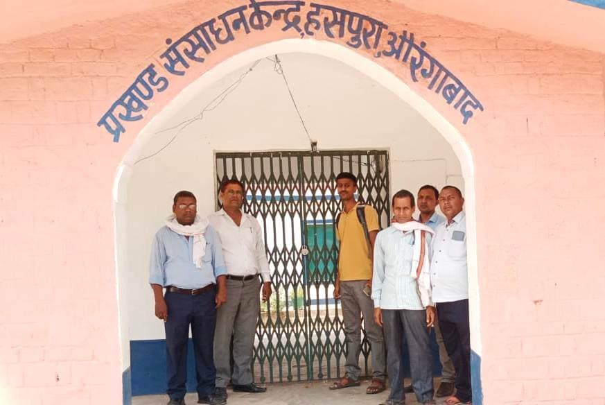 कार्यालय बंद रहने से भटकते रहे कर्मी व प्रतिनियुक्त शिक्षक