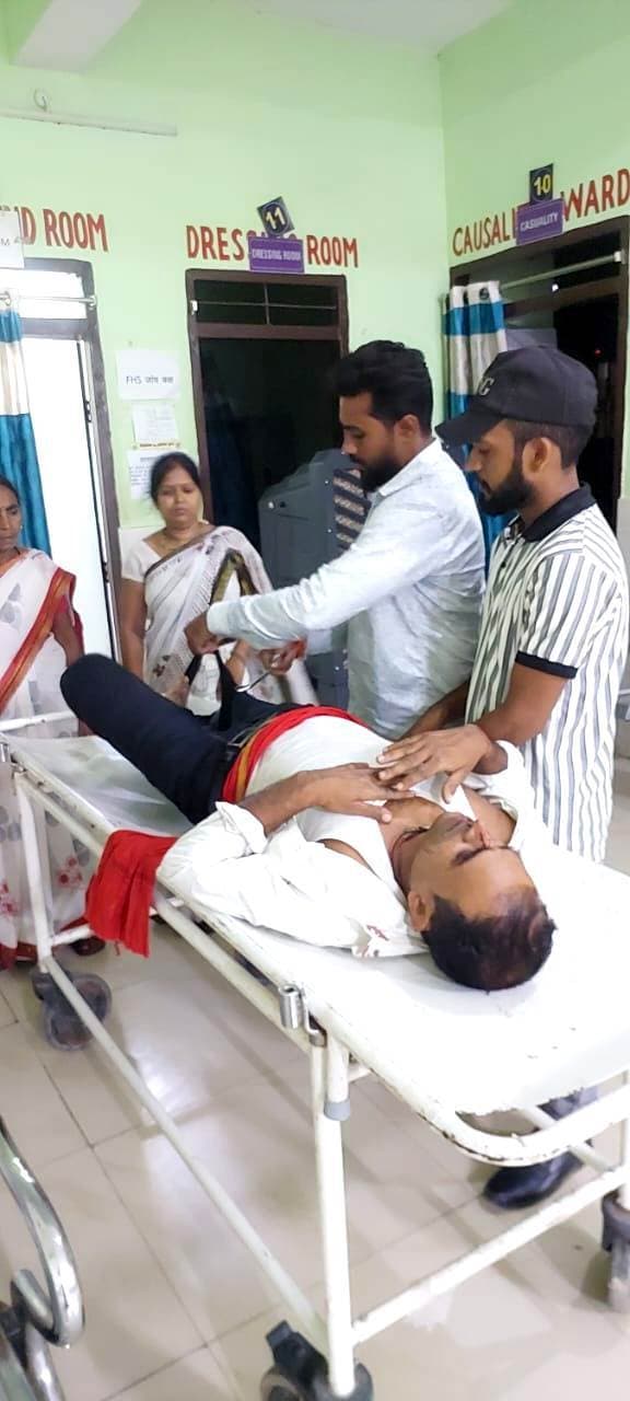 देवहरा पुल पर बाइक और पिकअप की टक्कर में दो घायल, एक नदी में गिरा